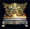Золотой китайский слиток металлический на подставке
